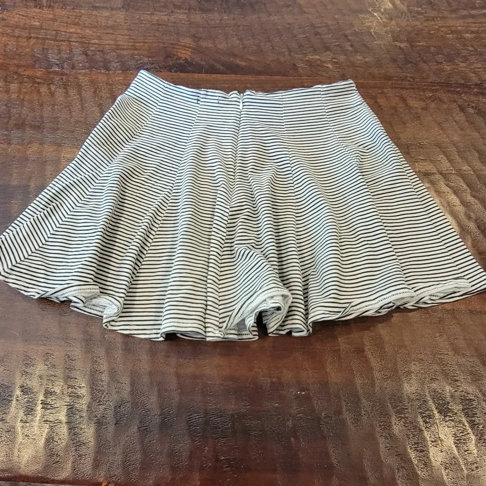 American Eagle Outfitters Mini Skirt Size 8 White Black Stripes Summer Beachy - Picture 1 of 7